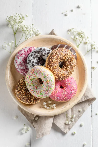 Deliciosos Doces Donuts Com Vários Decoração — Fotografia de Stock