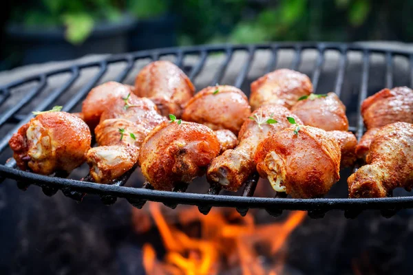 Gros plan de cuisse de poulet avec des herbes sur le gril — Photo