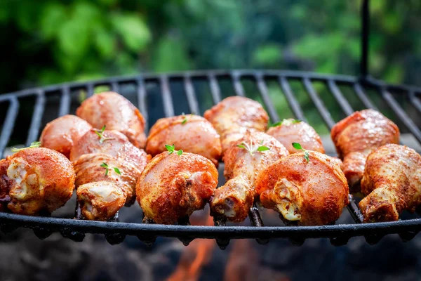 Patata de pollo con hierbas y especias a la parrilla — Foto de Stock