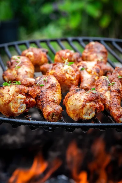 Closeup de perna de frango saboroso na grelha com chamas — Fotografia de Stock