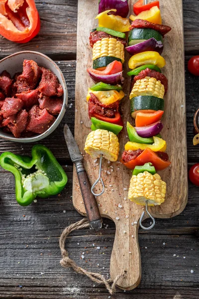 野菜とお肉とおいしい串焼きを焼く前に — ストック写真