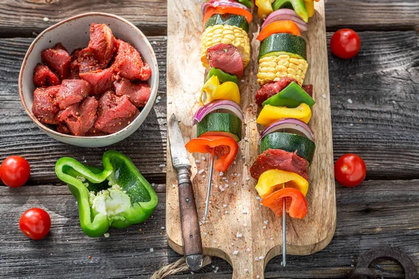 Préparations pour griller des brochettes fraîches avec de la viande et des légumes — Photo