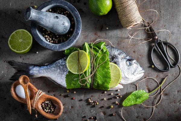 Condimento de pescado entero con sal y pimienta en la mesa de metal —  Fotos de Stock