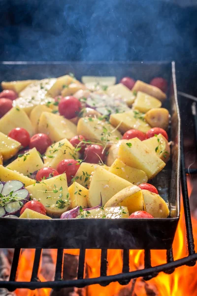 Patate al forno caldo na grill con aglio, rosmarino e olio — Foto Stock