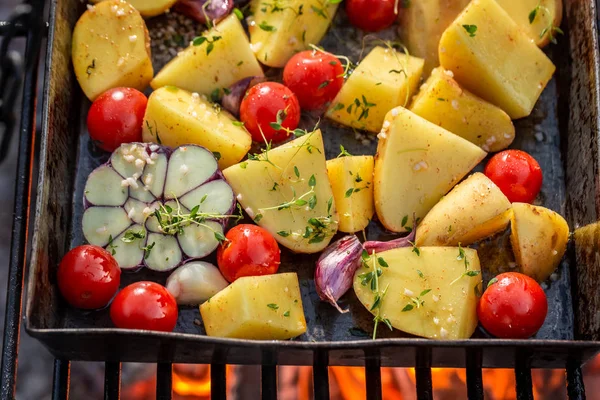 Νόστιμες πατάτες φούρνου na grill με ντομάτες, σκόρδο και δεντρολίβανο — Φωτογραφία Αρχείου