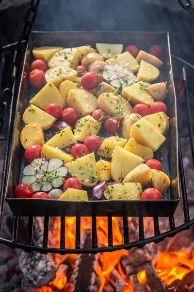 Patate al forno caldo na grill con pomodori, aglio e rosmarino — Foto Stock