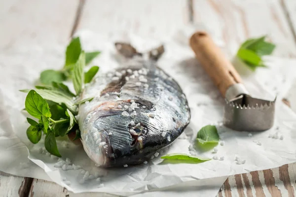 Zubereitung von Dorade mit Limette und Salz auf weißem Tisch — Stockfoto