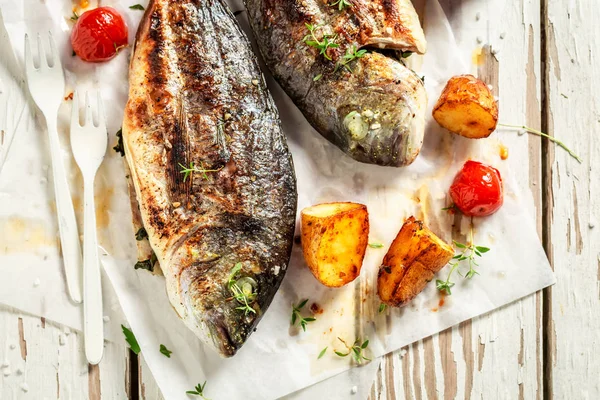 Patatas caseras y dorada con tomates sobre mesa blanca —  Fotos de Stock