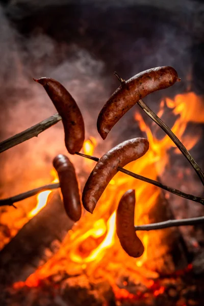 Forró és fűszeres kolbász sült a máglya — Stock Fotó