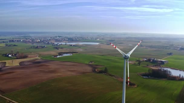 Vista aérea del aerogenerador en campo — Vídeos de Stock