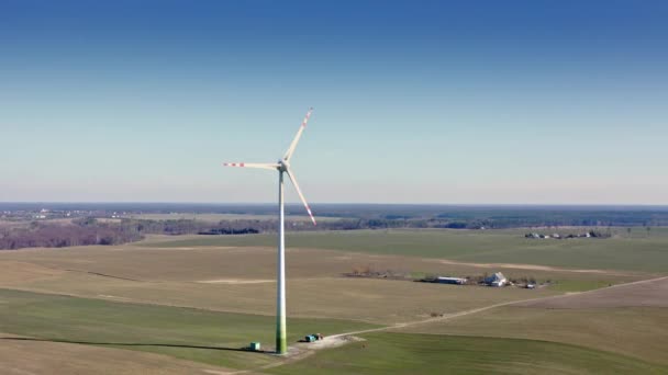 Éolienne sur le terrain par temps ensoleillé, vue aérienne — Video