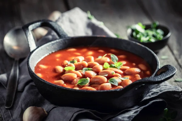 Warm gebakken bonen met tomatensaus en verse kruiden — Stockfoto