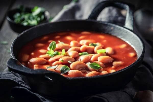 Würzige gebackene Bohnen mit Tomatensauce und frischen Kräutern — Stockfoto