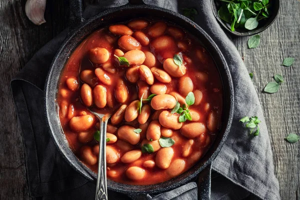 Leckere gebackene Bohnen mit Knoblauch und frischen Tomaten — Stockfoto