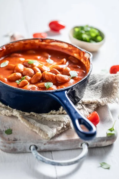 Leckere gebackene Bohnen mit Knoblauch und frischen Tomaten — Stockfoto