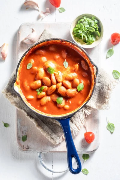 Geniet van uw gebakken bonen met knoflook en verse tomaten — Stockfoto