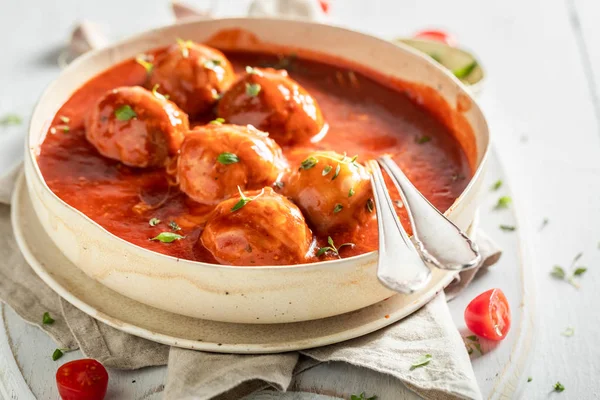 Disfruta de tus albóndigas con salsa de tomate y queso — Foto de Stock