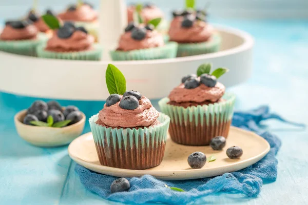 Muffin wykonane krem czekoladowy i jagody — Zdjęcie stockowe