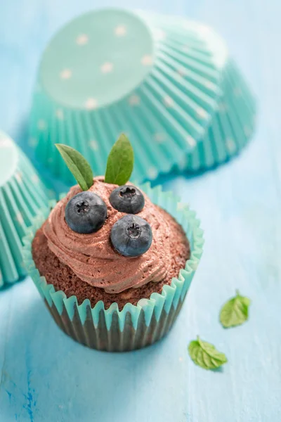 Closeup of muffin made of chocolate cream and berries — Stock Photo, Image