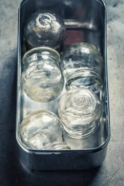 Coupe médicale vintage en verre dans un récipient en acier inoxydable — Photo