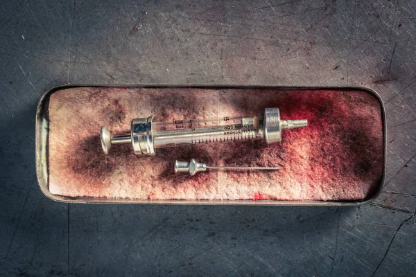 为接种疫苗准备针头的古色古香的注射器 — 图库照片