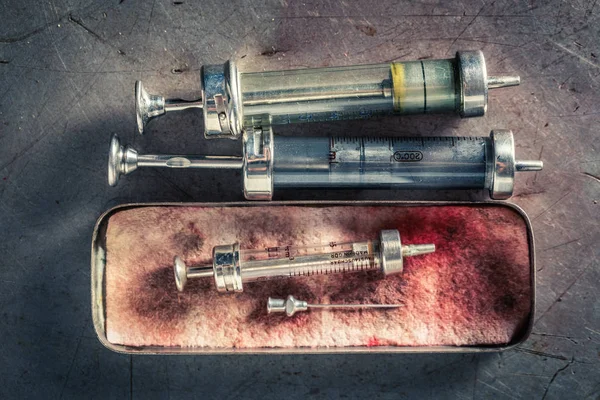不锈钢容器中的独特针头和注射器 — 图库照片