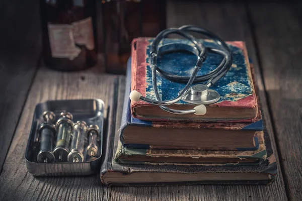 Primer plano del estetoscopio antiguo como concepto de educación médica —  Fotos de Stock