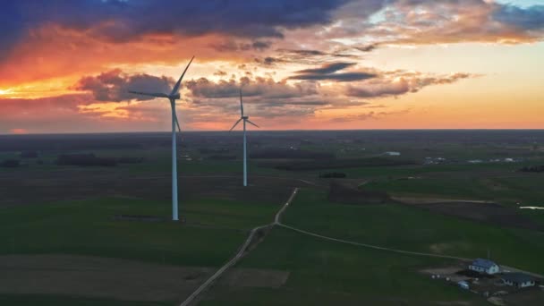 Vista aérea deslumbrante do pôr do sol com turbinas eólicas em campo — Vídeo de Stock