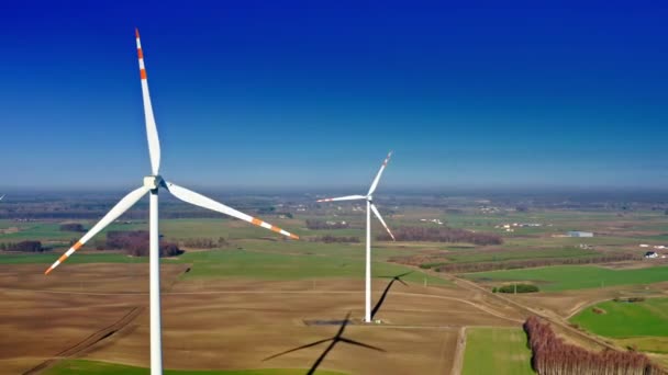 Turbinas eólicas con cielo azul sobre campo marrón, vista aérea — Vídeo de stock