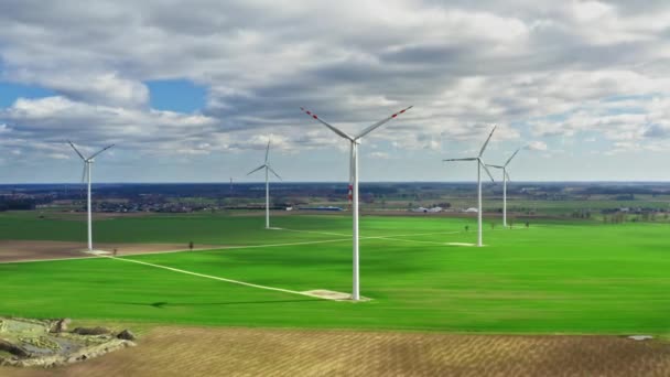Turbinas eólicas con cielo azul en campo verde, vista aérea — Vídeos de Stock