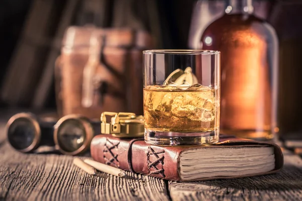 Whisky de oro y frío con hielo y botella de oro — Foto de Stock