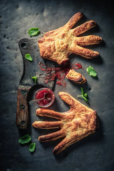 Extraño pastel de mano con mermelada de fresa como concepto de gusto —  Fotos de Stock