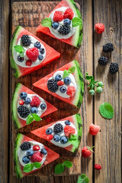 Tasty watermelon pizza with blueberries, raspberries and cream — Stock Photo, Image