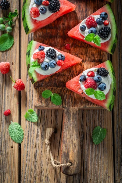 Juicy watermelon pizza with whipped cream and fresh berry fruits — Stock Photo, Image