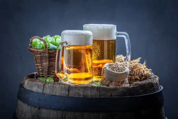 Dos cervezas frescas en barrica de madera vieja — Foto de Stock