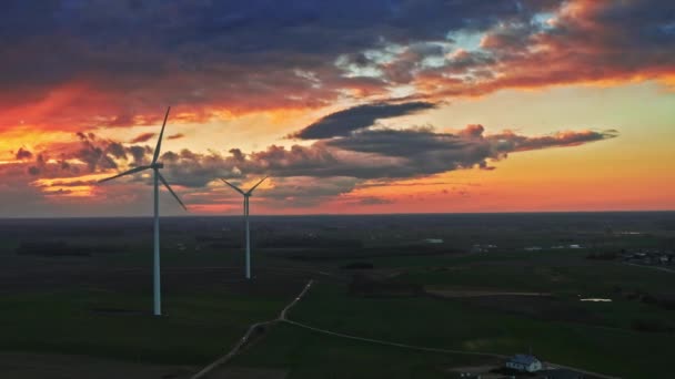 Vista aérea bonita do por do sol com turbinas eólicas no campo — Vídeo de Stock