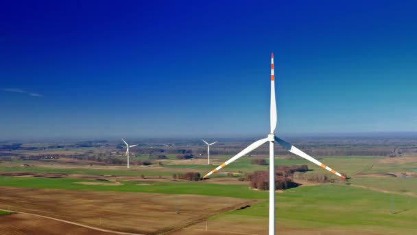 Letecký pohled na bělostnou turbínu s modrou oblohou na farmě — Stock video