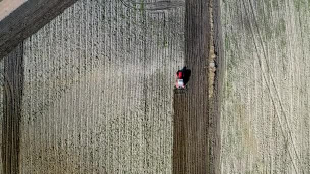 Campo di aratura trattore rosso, vista aerea in primavera — Video Stock