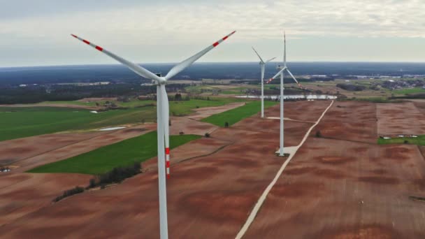 Luchtfoto van witte windturbines op bruin veld in bewolkte dag — Stockvideo