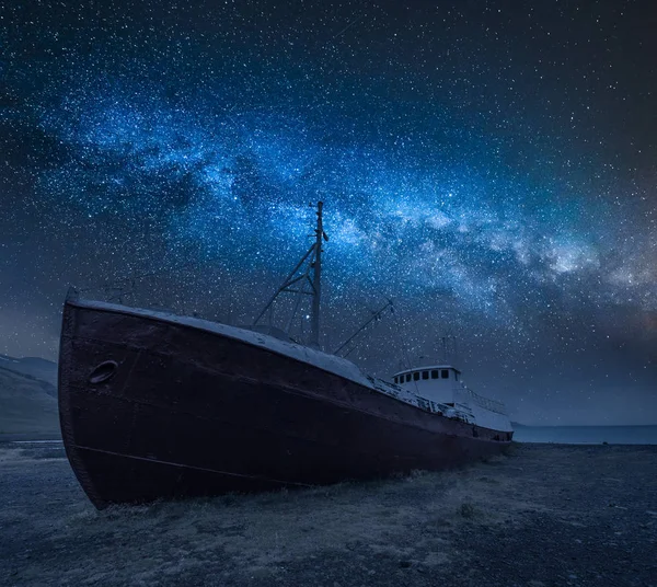 Shipwreck on the shore and milky way in Iceland — Stock Photo, Image