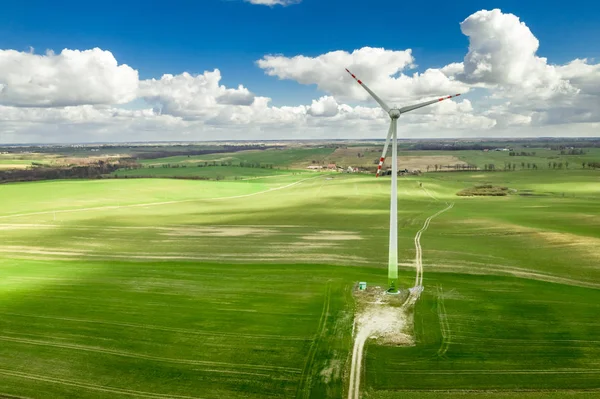 生态风力涡轮机在某领域的航景 — 图库照片