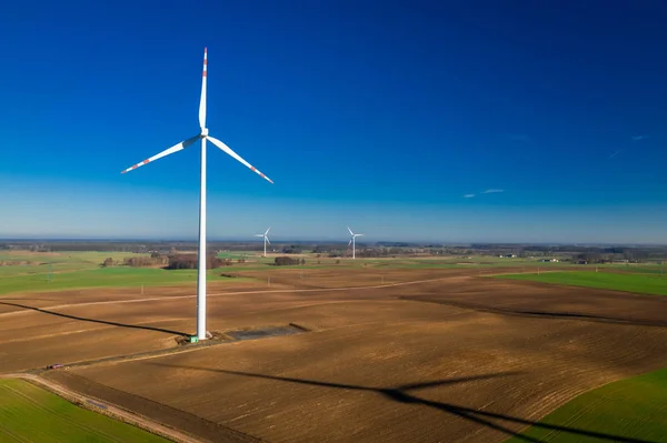 在野外的生态风力涡轮机上方飞行 — 图库照片