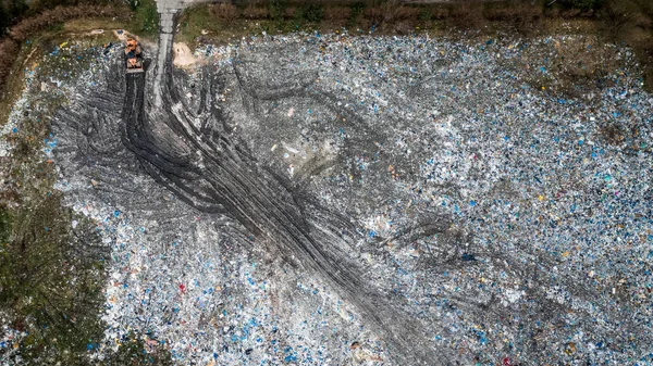 Bulldoser på åpent fast avfall Forurensning fra avfall – stockfoto