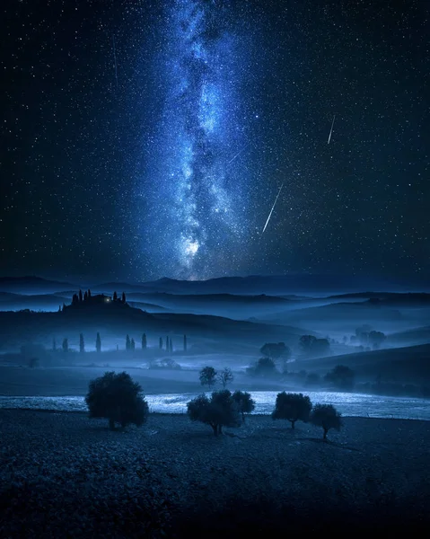 Via Lattea e stelle cadenti sulla valle in Italia — Foto Stock