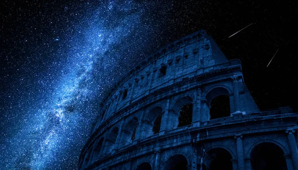 Via Lattea sul Colosseo di Roma, Italia — Foto Stock