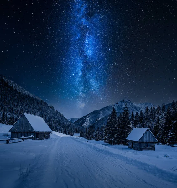 Milky way over small cottages in winter Tatra mountains, Poland — Stock Photo, Image