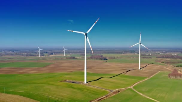 代替エネルギーとして生態風力タービンの上空を飛行, ポーランド — ストック動画