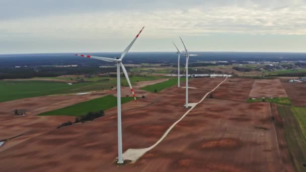 Luftbild ökologischer Windkraftanlagen als reine Energie, Polen — Stockvideo