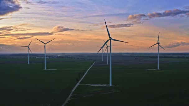 Vista aérea de impresionantes aerogeneradores al atardecer, Polonia — Vídeo de stock