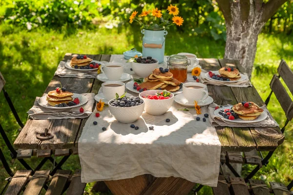 Americké palačinky na snídani ve slunné zahradě — Stock fotografie